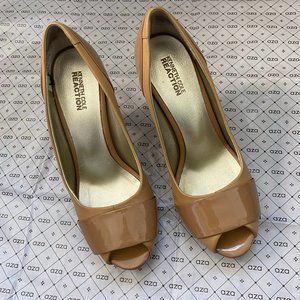 Kenneth Cole Reaction Peep Toe Pumps Size 8 in Nude, Beight